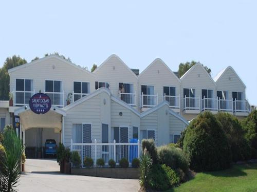 阿波罗湾辉煌海景汽车旅馆的前面有标志的大白色房子