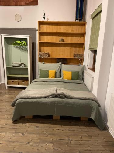施瓦茨Süße Wohnung Privatvermieter的一间卧室配有一张大床和木制床头板