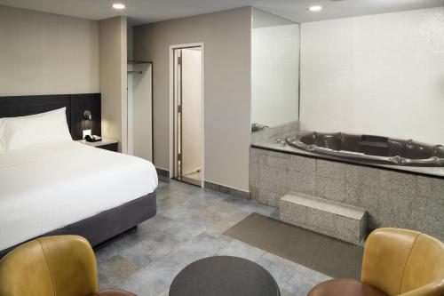 利堡天空之景汽车旅馆的酒店客房配有一张床和浴缸。