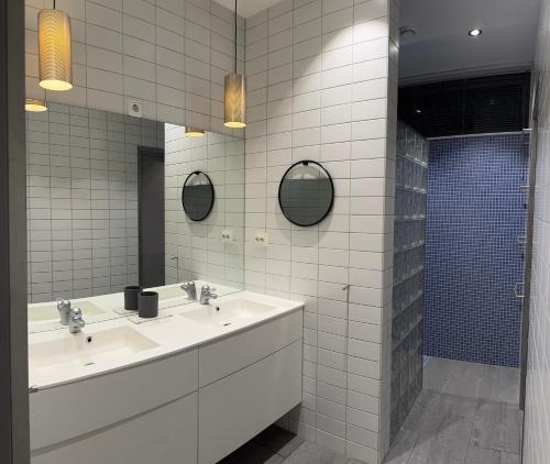 特罗姆瑟North Apartment City house.的浴室设有2个水槽和2面镜子