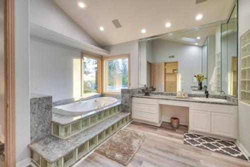 Pollock PinesMansion, Pool, Game Room的一间带浴缸和大镜子的浴室
