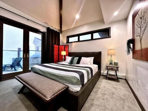 迪伦比奇Oceana Vista Escape - Beachside Haven的一间卧室设有一张大床和一个窗户。