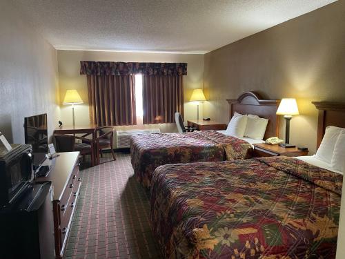 苏圣玛丽The Inn的酒店客房设有两张床和电视。