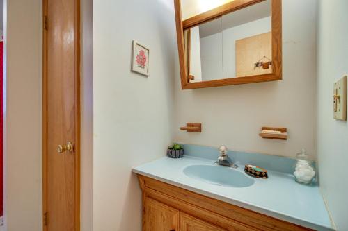 TiconderogaHague Vacation Rental about 2 Mi to Lake George!的一间带水槽和镜子的浴室
