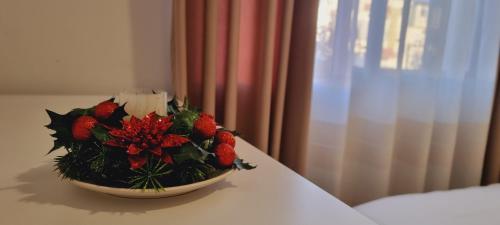 地拉那Comfy apartment- Sunny balcony的坐在桌子上的一碗草莓