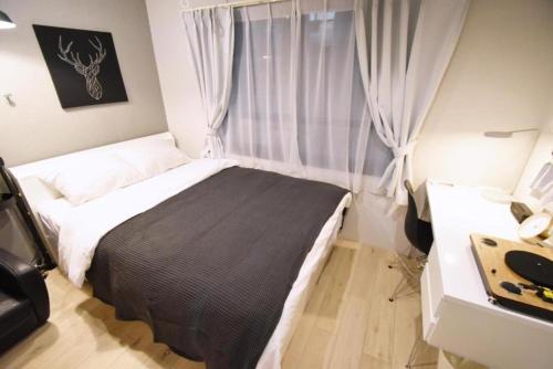 东京Ethos Ebisu 201 - Vacation STAY 09298v的一间卧室设有一张大床和一个窗户。