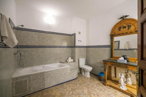 非斯麦地那佩林庭院旅馆的带浴缸和卫生间的浴室。