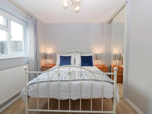 普尔赫利The Beach House的一间卧室配有白色床和蓝色枕头