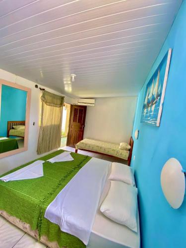 Ceará-MirimPousada Elpirata Sidney的一间卧室设有一张大床和蓝色的墙壁