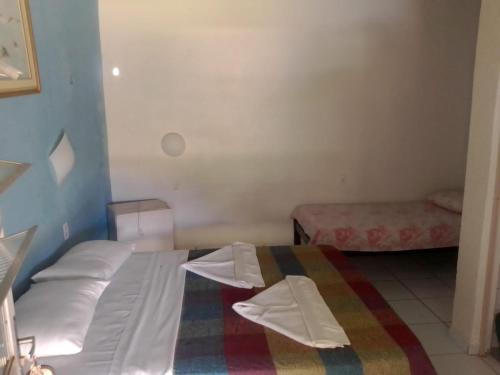 Ceará-MirimPousada Elpirata Sidney的一间卧室配有一张带白色床单和毯子的床。