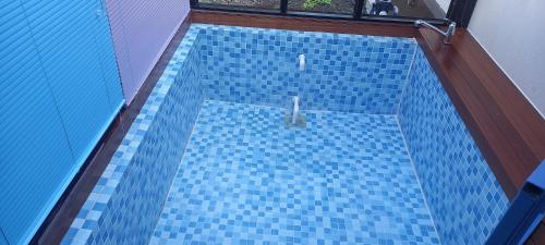 济州市Hamdeok pool villa pension的享有蓝色瓷砖游泳池的顶部景致