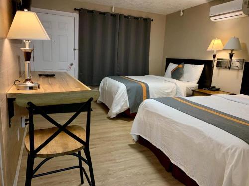纳奈莫港口之灯汽车旅馆的酒店客房配有两张床和一张桌子及椅子