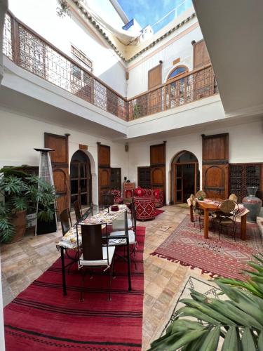 马拉喀什埃尔阿萨别墅酒店的一个带桌椅的大客厅