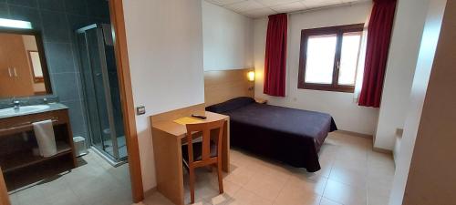 拉洪克拉Hotel Font del Pla的小房间设有一张床和一间浴室