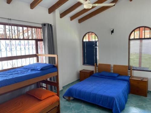 卡门阿皮卡拉La Quinta A的带窗户的客房内的两张双层床