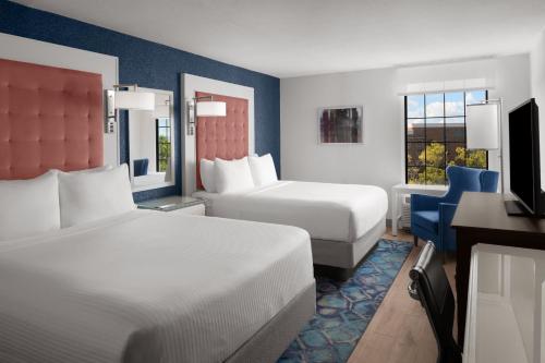 查尔斯顿Hotel Indigo Charleston - Mount Pleasant, an IHG Hotel的酒店客房设有两张床和电视。