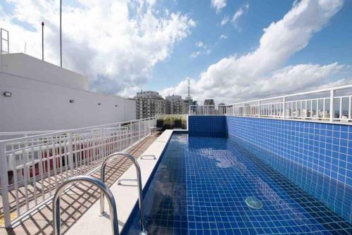 圣保罗VM1303 - Apart Alto Padrão c/vaga na Vila Mariana的游轮上带游泳池的阳台