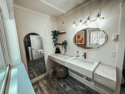 弗拉格斯塔夫Woody Mountain Bed & Breakfast的一间带水槽和镜子的浴室