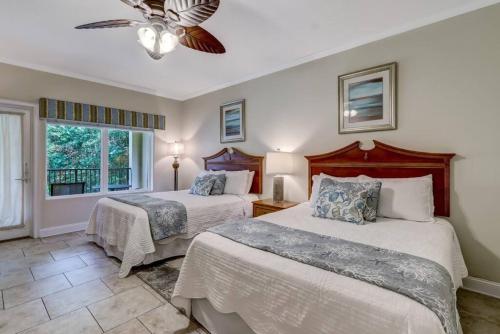 阿米莉亚岛Comfort and Style at AIP Resort的一间卧室配有两张床和吊扇
