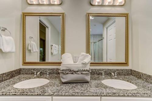 阿米莉亚岛Comfort and Style at AIP Resort的浴室设有2个水槽和2个镜子