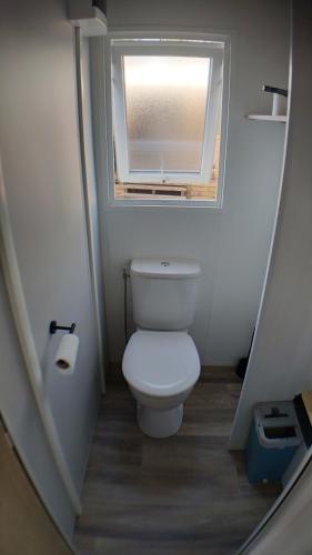波讷地区圣朱利安MOBIL HOME Tout confort - Côte Landaise的一间带卫生间的小浴室,设有窗户