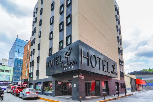 墨西哥城Hotel Flamencos的一座标有酒店标志的建筑