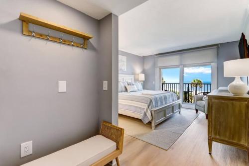 阿米莉亚岛Oceanfront Elegance at AIP Resort的一间卧室设有一张床和一个阳台