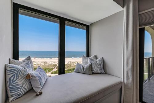 阿米莉亚岛LUX Oceanfront Retreat at AIPResort的客房设有靠窗的座位,享有海滩美景