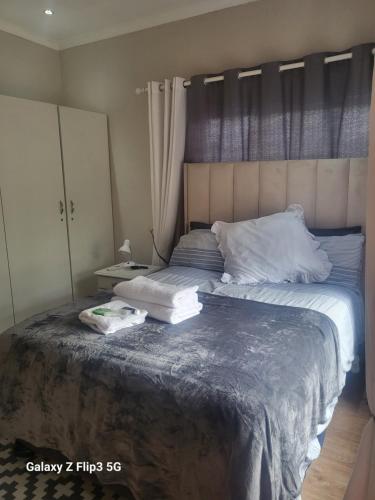 BrakpanLotus 5a的一间卧室配有两张带白色枕头的床