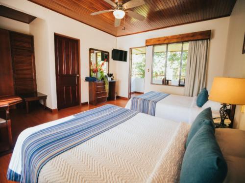 福尔图纳Tilajari Hotel Resort的一间大卧室,配有两张床和电视