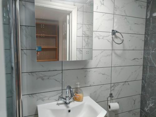 牛津House of Peace的白色的浴室设有水槽和镜子