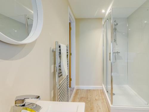 CrayWester Caiplich - Uk30261的带淋浴、盥洗盆和镜子的浴室