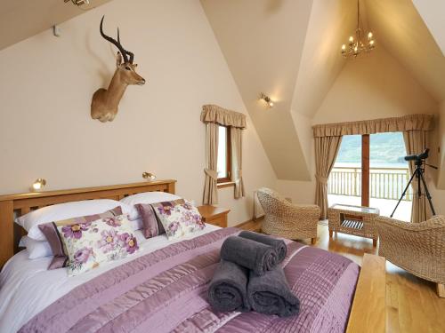 雷特芬莱Skye Fall的卧室配有一张带鹿头的墙壁床。