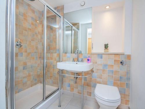 因弗内斯208 By The Bridge Apartment的浴室配有卫生间、盥洗盆和淋浴。