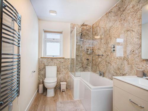 比尤利Terra Verde的浴室配有卫生间、浴缸和水槽。