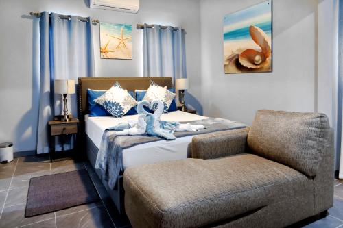 Island HarbourElleamau的一间卧室配有一张床和一把椅子