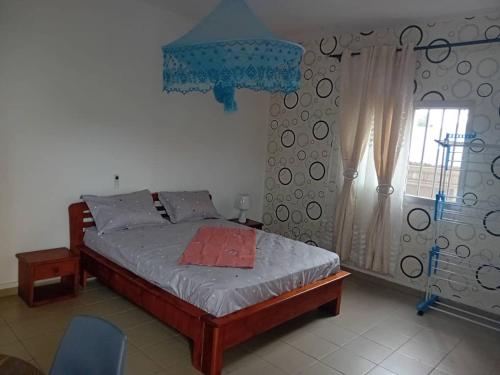 杜阿拉Partners Residence的一间卧室设有一张床和一个窗口
