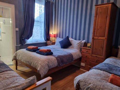 布莱克浦Sirocco Blues Guest House的一间卧室设有两张床和窗户。