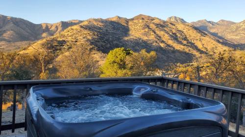 三河城Mountain View, Hot Tub, Open Kitchen, 10m to Sequoia的山底甲板上的热水浴池