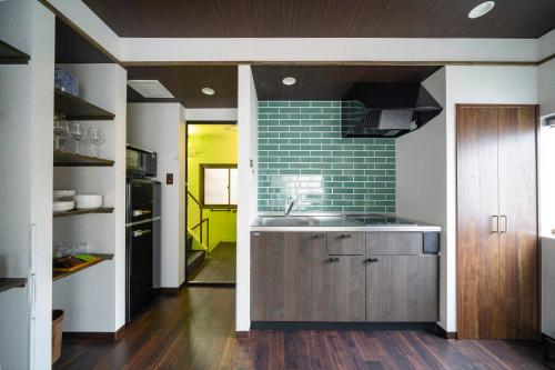 神户かゑる屋的厨房配有水槽和台面