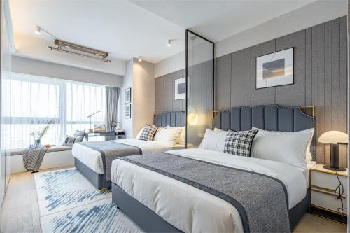 深圳铂瑞斯行政公寓(深圳海岸城南油服装城店)的酒店客房设有两张床和窗户。