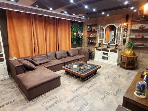 布里奥内斯Chalet entero en La Rioja的客厅配有沙发和桌子