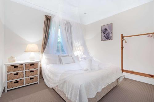 BarrengarryPaddington Cottage, Kangaroo Valley的白色的卧室设有床和窗户