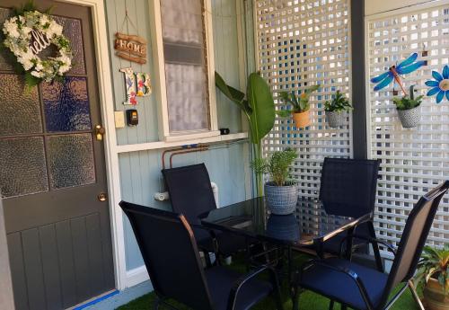 凯恩斯JDs Tropical stays的一个带桌椅和门的庭院