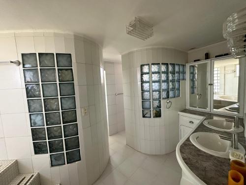 埃尔阿瓜Casa Marrakech VIP的白色的浴室设有水槽和镜子