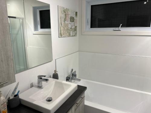 隆格伊Unactivated的白色的浴室设有水槽和镜子