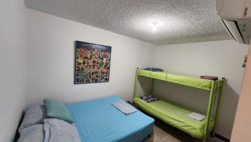 圣菲德安蒂奥基亚Apartasol Santa Fe de Antioquia - Ciudadela Santa Fe的小房间,设有床架