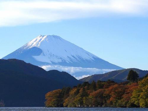 箱根龙宫殿日式旅馆的湖中白雪覆盖的山