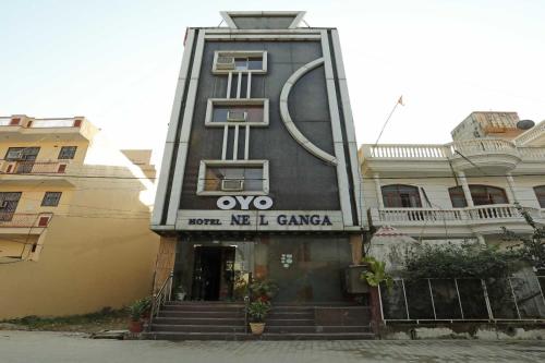 哈里瓦Flagship Hotel Neel Ganga的前面有标志的建筑