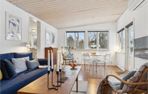 Jægerspris2 Bedroom Beautiful Home In Jgerspris的客厅配有蓝色的沙发和桌子